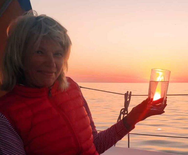 Päikeseloojang merel jahil "Armastus"