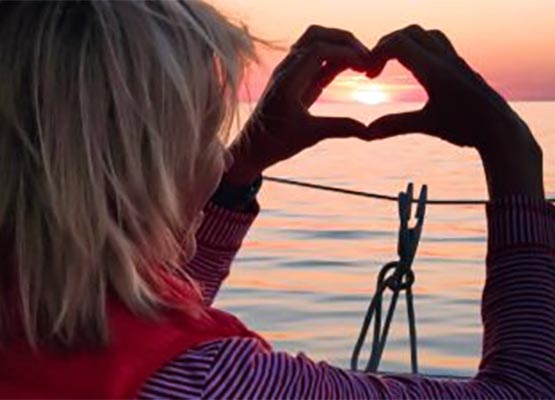 Päikeseloojang merel Parnus jahil "Armastus"