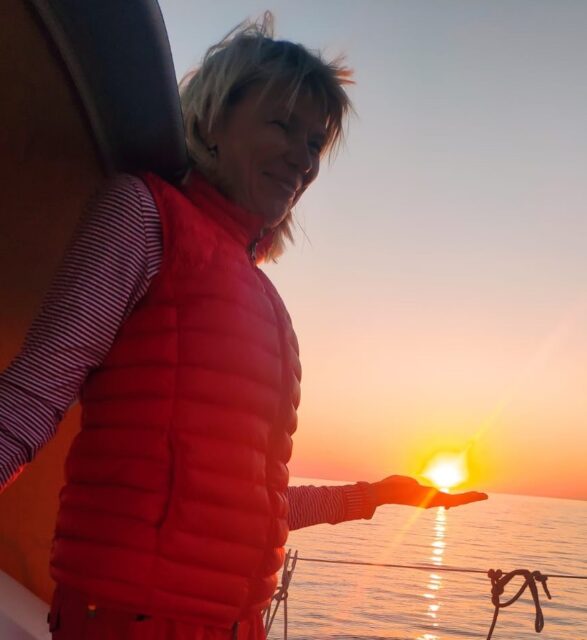 Päikeseloojang merel jahil "Armastus"